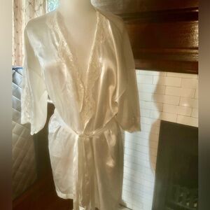 Victoria's Secret Ivory Satin Lace Robe great Bridal robe